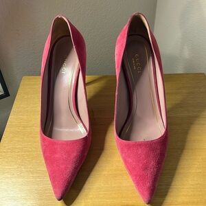 Gucci pink suede pumps